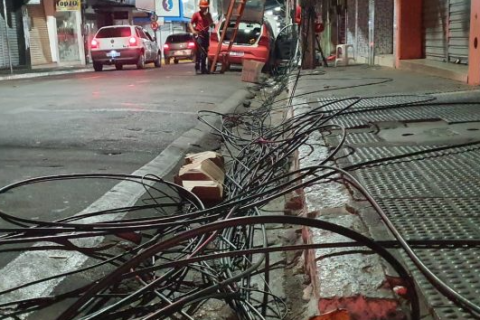Justiça determina que Enel remova fios e cabos soltos dos postes de Juazeiro do Norte
