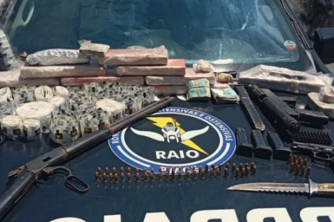RAIO apreende quase 13 Kg de drogas em Crato, além de um rifle e submetralhadora