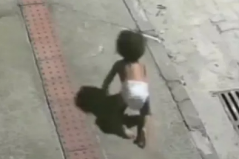 Bebê de um ano é encontrado engatinhando sozinho em avenida no Espírito Santo