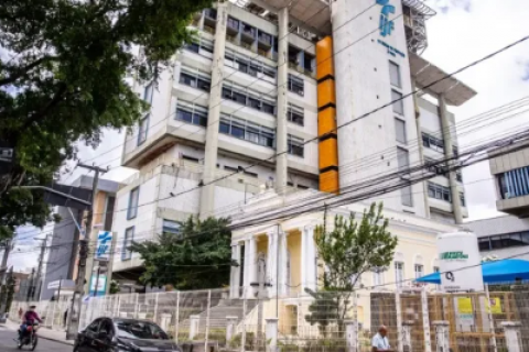 Mulher vítima de tentativa de feminicídio em Quixeramobim passa por cirurgia de reimplante das mãos