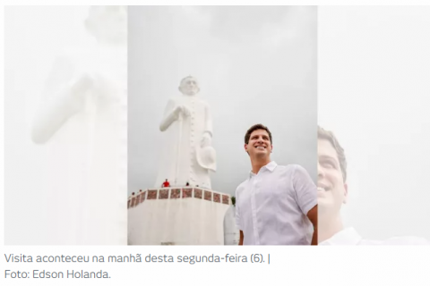 Em parada no Cariri, João Campos visita estátua de Padre Cícero