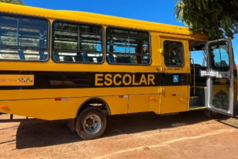 Mãe denuncia que filha de 4 anos foi esquecida por quase 5 horas em van escolar sob sol forte em Altaneira
