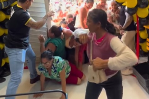 Correria em loja derruba clientes e idosa quase é pisoteada em Farias Brito: povo acanaiado